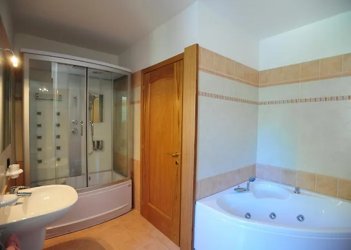 Between And Mountains Vila